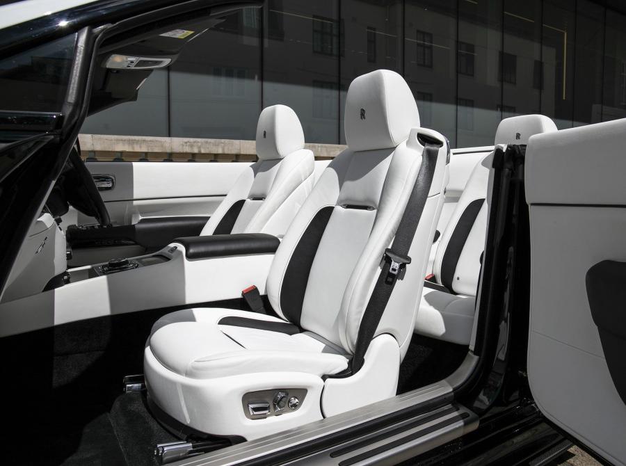 Интерьер Rolls-Royce Dawn by ONYX Concept 2017 года  (фото 18 из 35)